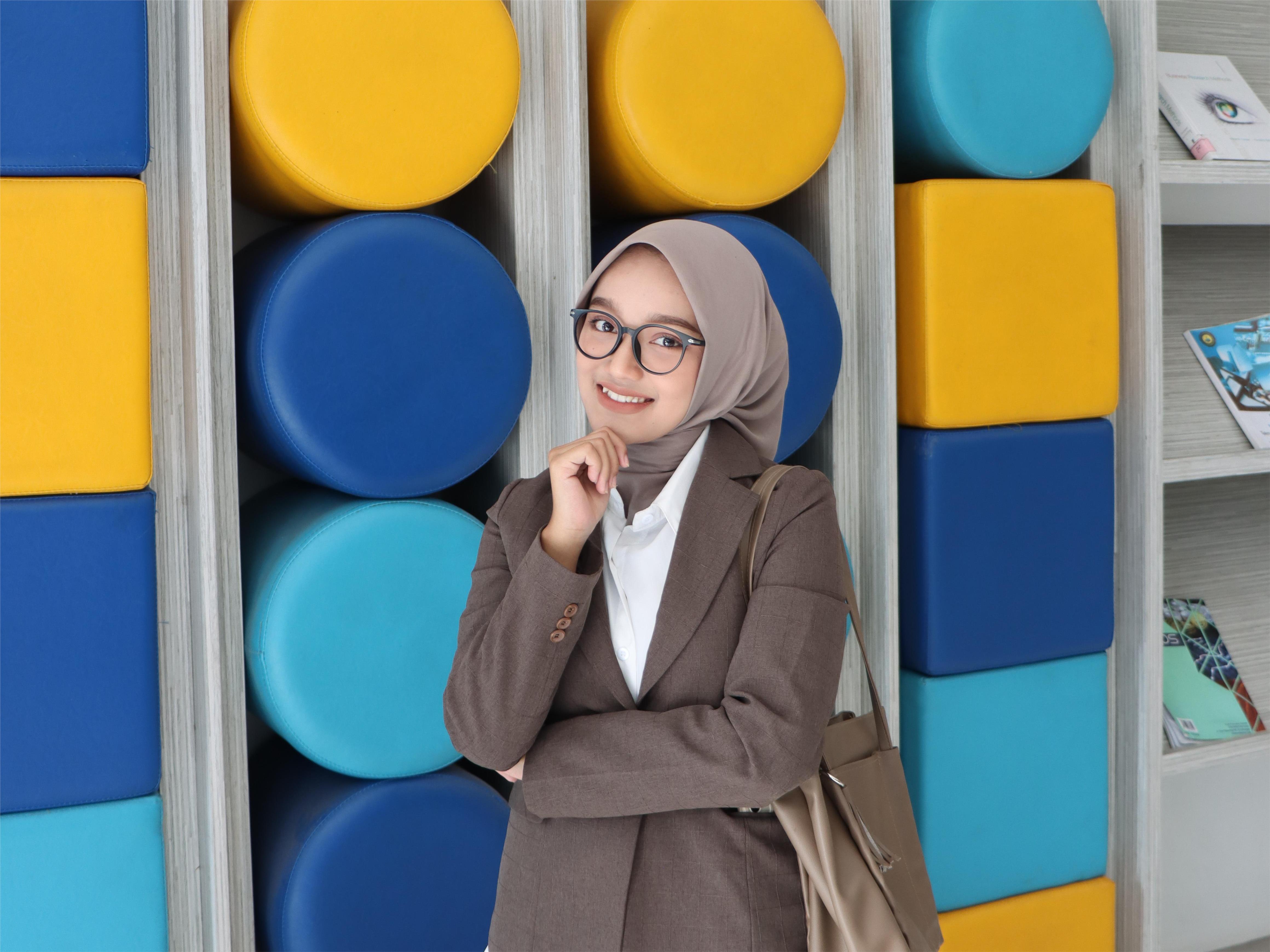Apakah Tidak Kuliah Bisa Membatasi Kesempatan Naik Jabatan? Ini Faktanya