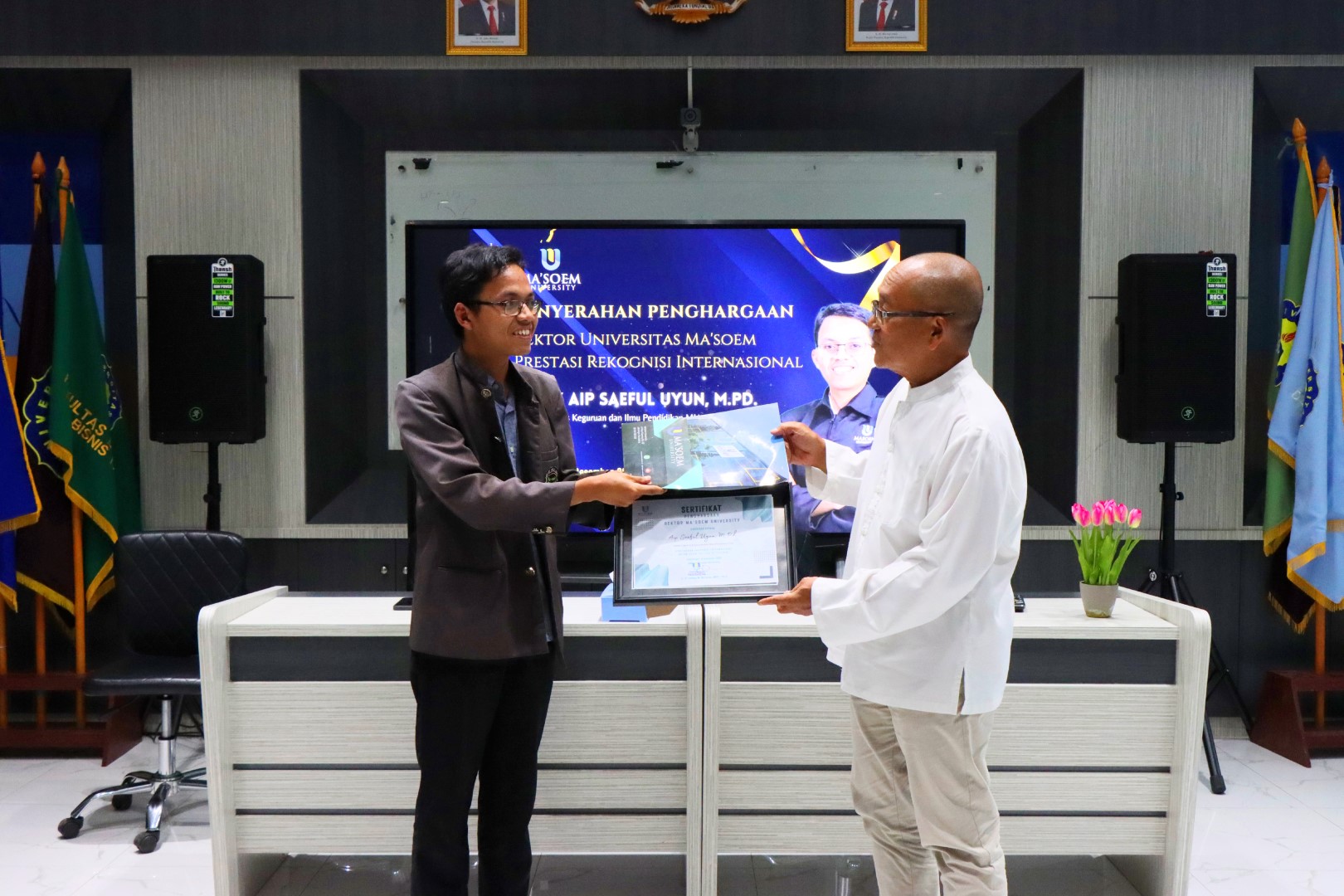 Berikut profil dosen berprestasi Al Ma'soem yang sukses meraih penghargaan internasional sebagai pengajar terbaik se-Asia